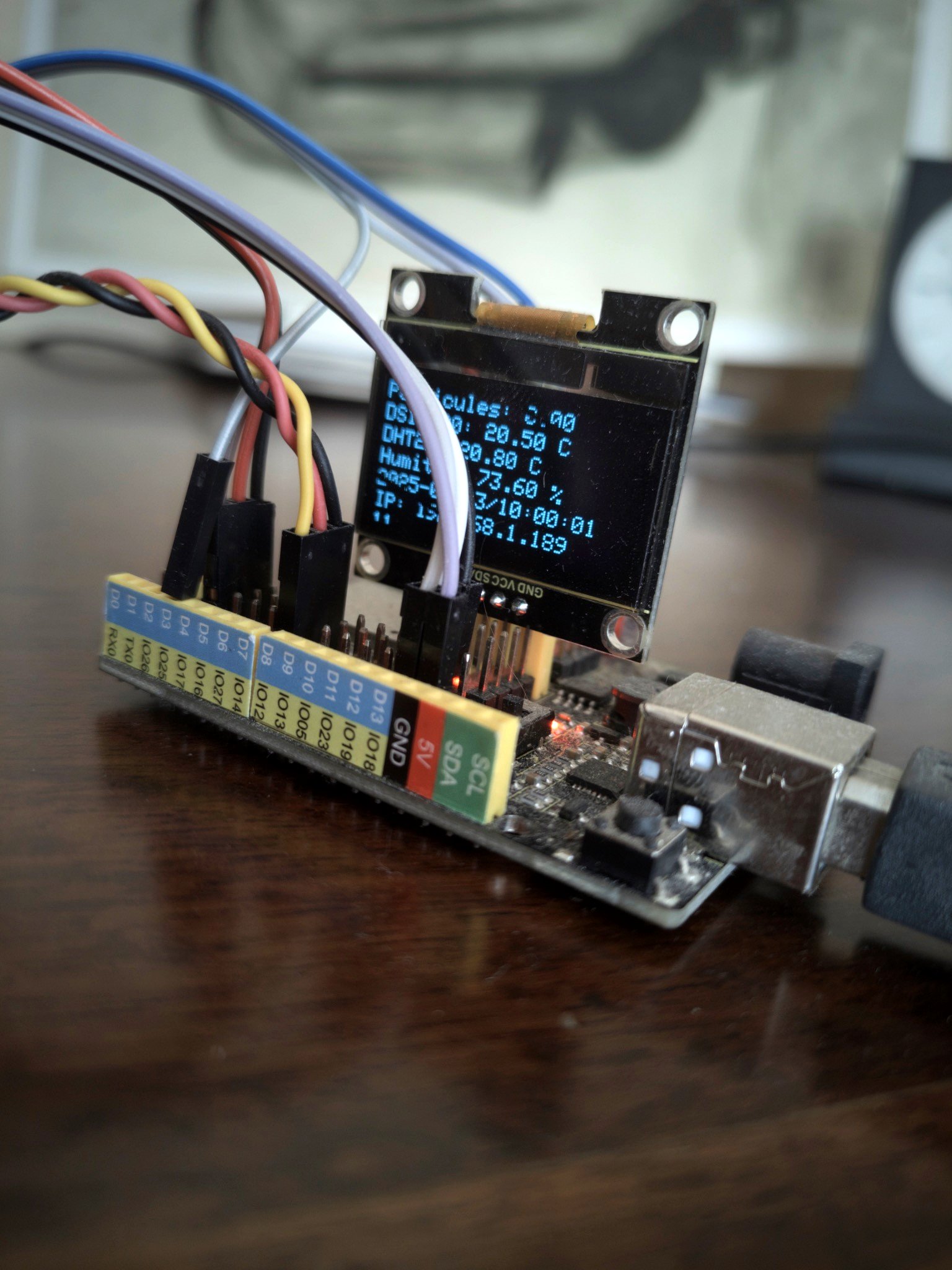 Sensor amb pantalla OLED mostrant dades ambientals